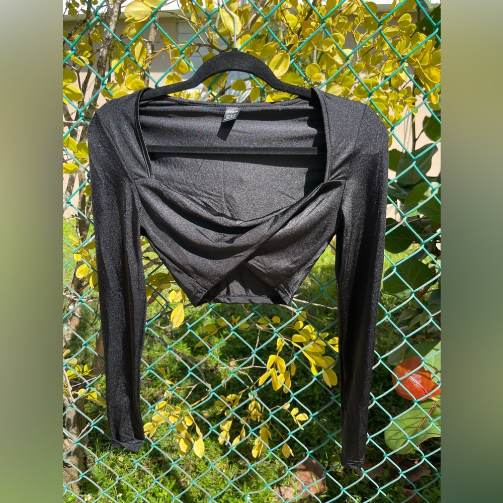 🛍 Black Long Sleeve | Used like new 
$8.00 | X- Small

DM for more info 📩